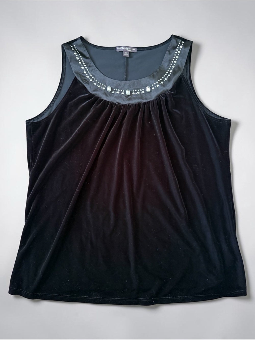 Suzie Couture Woman Black Sleeveless Velvet Jewel-Neck Tank